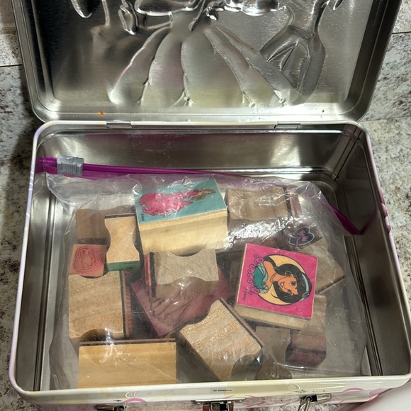 The tin box company, disneys  princess metal tin box with vintage stamps . - Picture 3 of 14